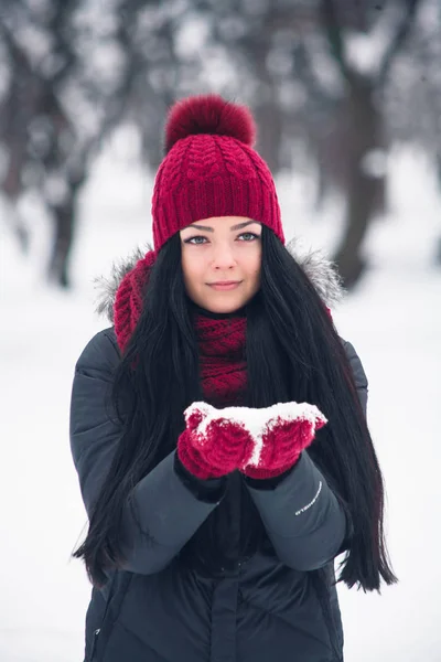 Joven mujer corre con nieve —  Fotos de Stock