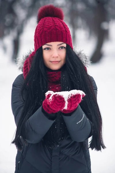 Joven mujer corre con nieve —  Fotos de Stock