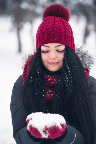 Genç kadın acele ile kar — Stok fotoğraf
