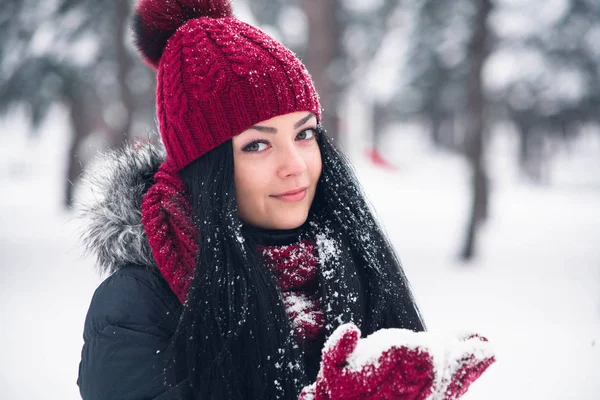 Jeune femme se précipite avec la neige — Photo