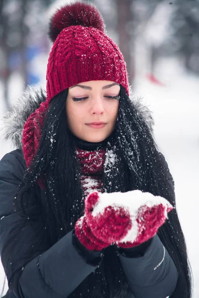 Νεαρή γυναίκα Βούρλα με χιόνι — Φωτογραφία Αρχείου
