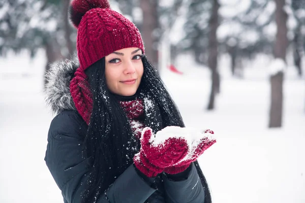 Młoda kobieta pędzi ze śniegu — Zdjęcie stockowe
