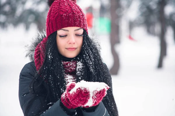 Ung kvinna rusar med snö — Stockfoto