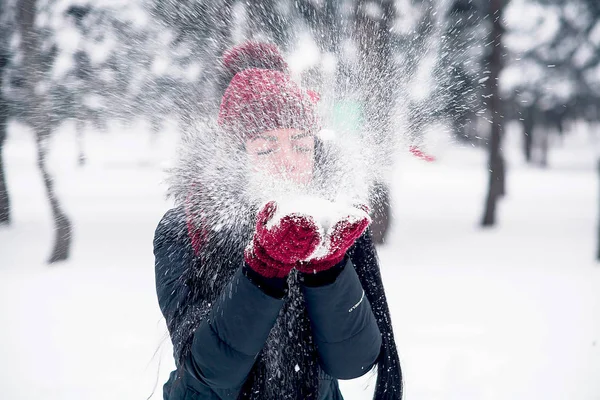 Young woman rushes with snow — Stock Photo, Image