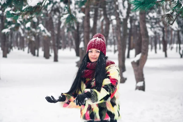Mladá žena spěchá se sněhem — Stock fotografie