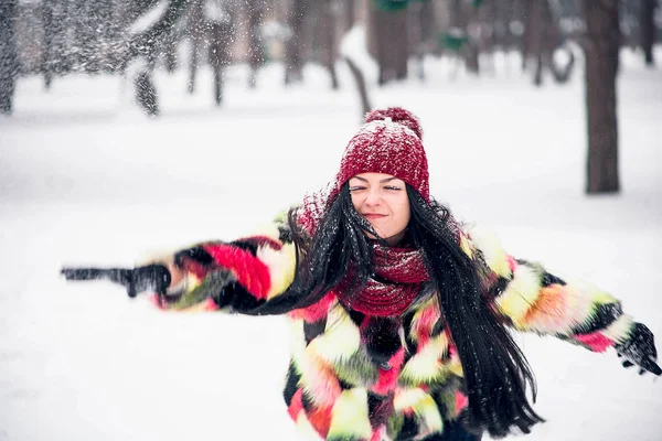 Joven mujer corre con nieve — Foto de Stock