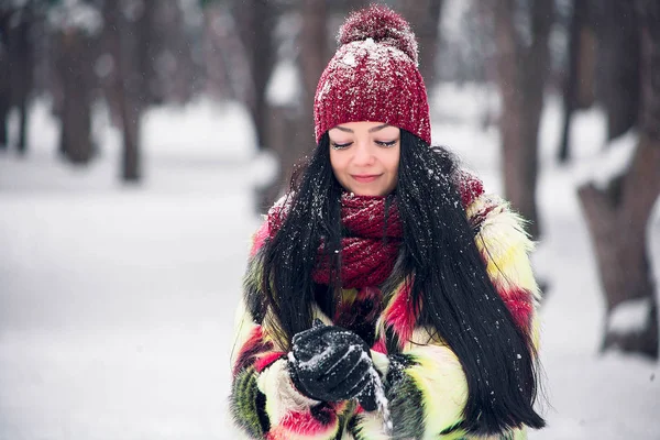 Joven mujer corre con nieve —  Fotos de Stock