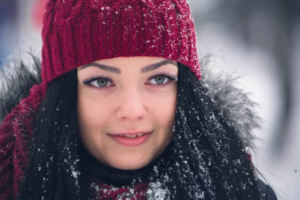 Retrato de una hermosa joven con copos de nieve en las pestañas —  Fotos de Stock