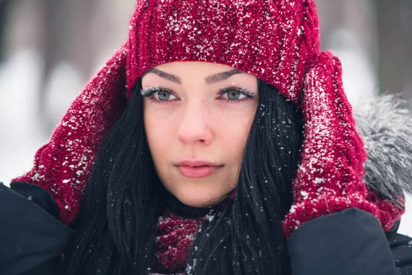 Retrato de uma menina bonita com flocos de neve em seus cílios — Fotografia de Stock