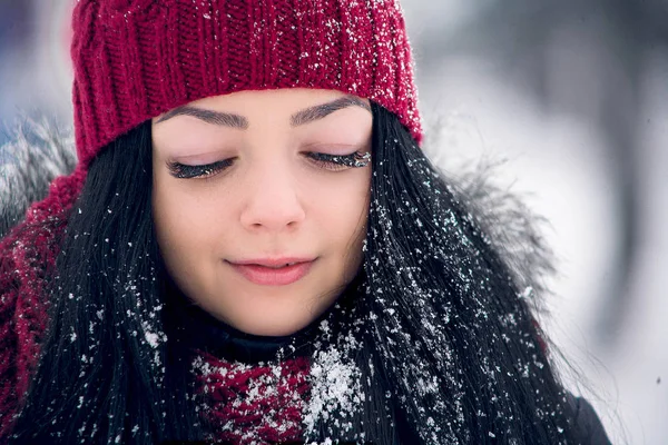 Ritratto di una bella ragazza con fiocchi di neve sulle ciglia — Foto Stock