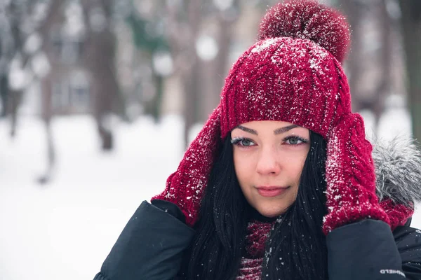 Potret seorang gadis muda yang cantik dengan kepingan salju di bulu matanya — Stok Foto