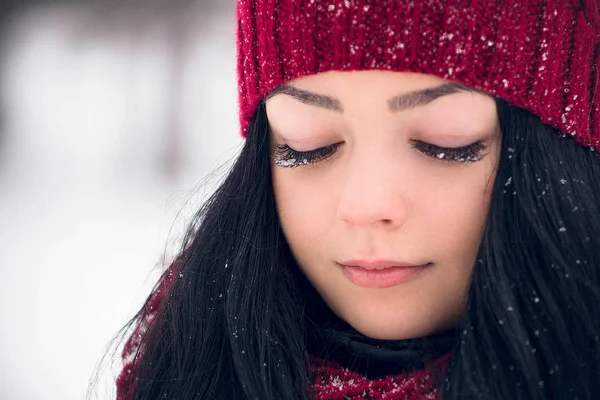 Retrato de una hermosa joven con copos de nieve en las pestañas —  Fotos de Stock