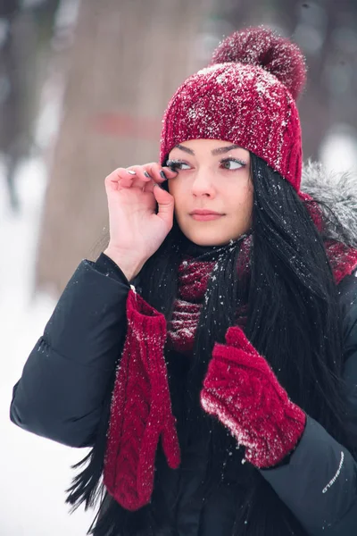 Kız gözlerini siliyor — Stok fotoğraf