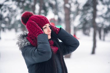 Mittens genç bir kadın şapkasını düzeltiyor