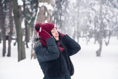 Mittens genç bir kadın şapkasını düzeltiyor