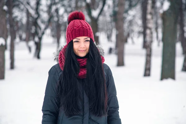 Giovane bella donna in giacca nera e luminoso cappello a maglia con sciarpa — Foto Stock