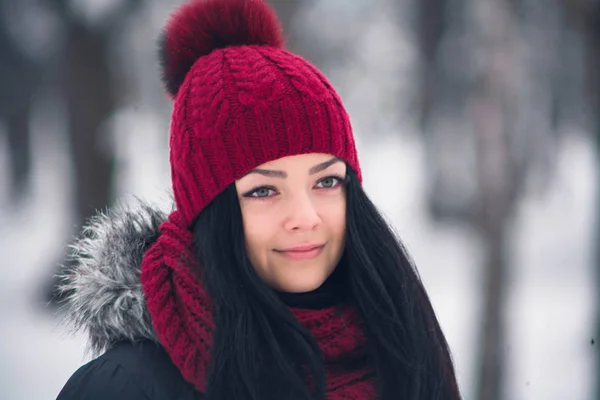 Giovane bella donna in giacca nera e luminoso cappello a maglia con sciarpa — Foto Stock