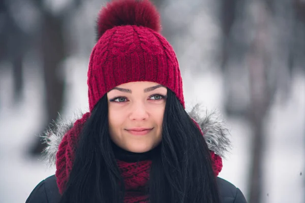 Jeune belle femme en veste noire et chapeau tricoté lumineux avec écharpe — Photo