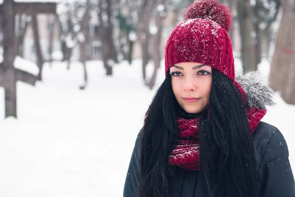 Young beautiful woman in black jacket and bright knitted hat with scarf — Stock Photo, Image