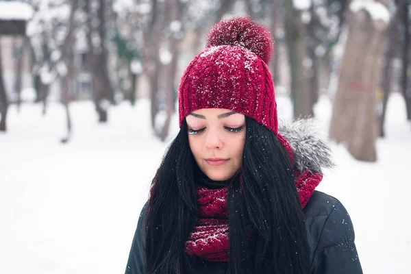 Giovane bella donna in giacca nera e luminoso cappello a maglia con sciarpa — Foto Stock