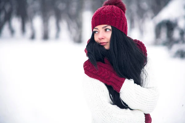 Tatlı, ihale ve şehvetli genç bir kadın beyaz bir kazak ve parlak bir şapka, eşarp ve eldiven — Stok fotoğraf