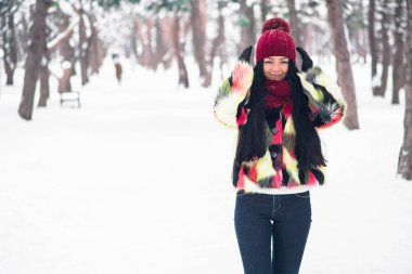 Çok renkli kürk ceket genç kadın