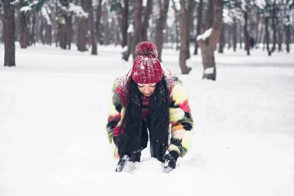 Chica recoge la nieve con sus manos — Foto de Stock