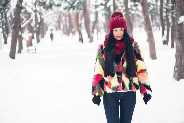 Jeune femme en manteau de fourrure multicolore — Photo