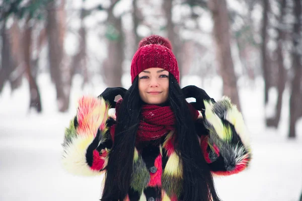 Mujer joven en abrigo de piel multicolor — Foto de Stock