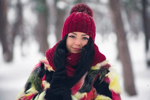 Jeune femme en manteau de fourrure multicolore — Photo