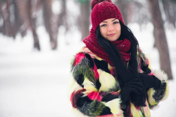 Jeune femme en manteau de fourrure multicolore — Photo