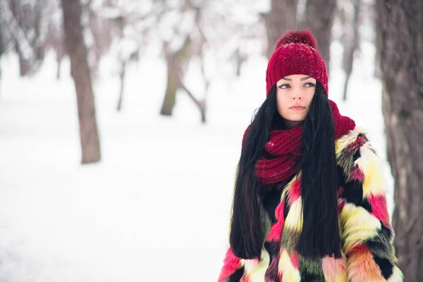 Jovem mulher em casaco de pele multi-colorido — Fotografia de Stock