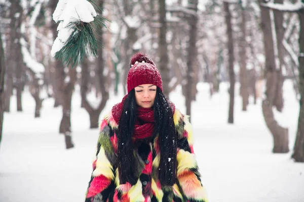 La ragazza è sotto un ramo di abete rosso — Foto Stock