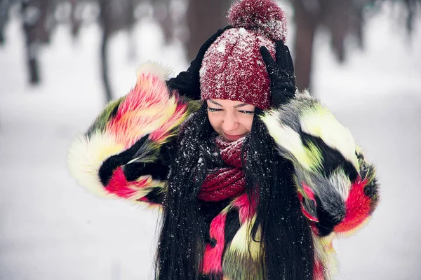 La ragazza è sotto un ramo di abete rosso — Foto Stock