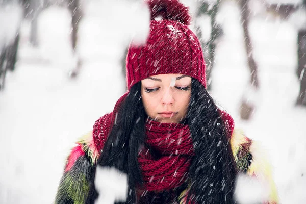 Chica en copos de nieve primer plano —  Fotos de Stock