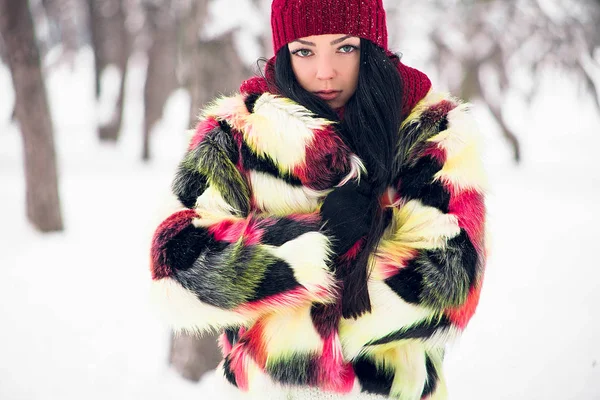 Красива дівчина, загорнута в різнокольорове пальто — стокове фото