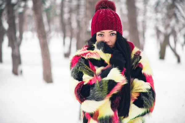 Hermosa chica envuelta en un abrigo colorido — Foto de Stock
