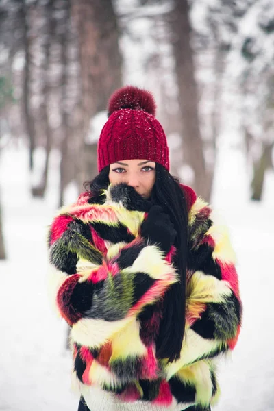 Belle fille enveloppée dans un manteau coloré — Photo