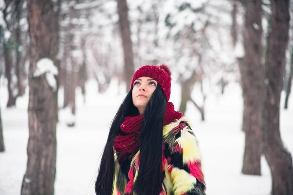 Menina feliz alegremente e alegremente virou em um parque — Fotografia de Stock