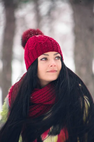 Glad tjej som glatt och muntert vände i en park — Stockfoto