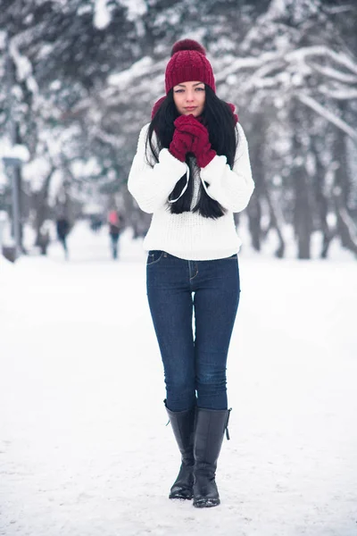 Egy édes, gyengéd és érzéki fiatal nő, egy fehér pulóvert és egy világos kalap, kendő és ujjatlan — Stock Fotó