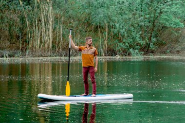 Yakışıklı delikanlı sup tahta üzerinde