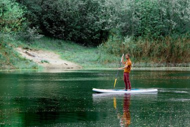 Yakışıklı delikanlı sup tahta üzerinde