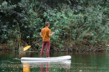 Sup tahta üzerinde adama arkadan görüntülemek