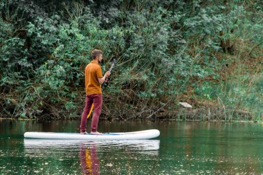Sup tahta üzerinde adama arkadan görüntülemek