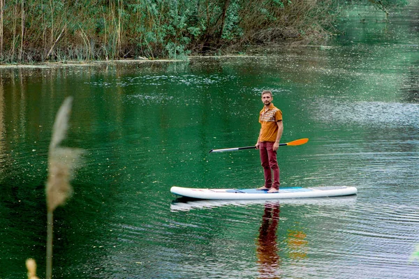 Yakışıklı delikanlı sup tahta üzerinde