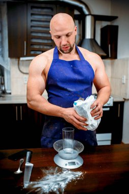 Genç bir adam büyük bir mutfak pişirme