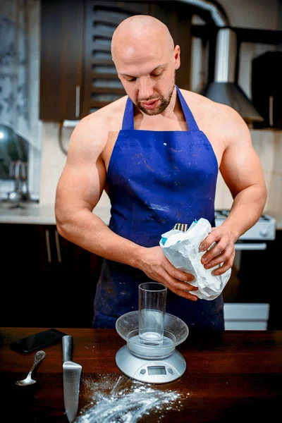 A young man is cooking in a large kitchen — Stock Photo, Image