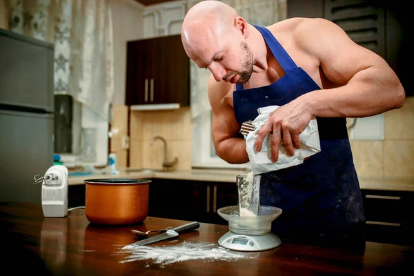 A young man is cooking in a large kitchen — Stock Photo, Image