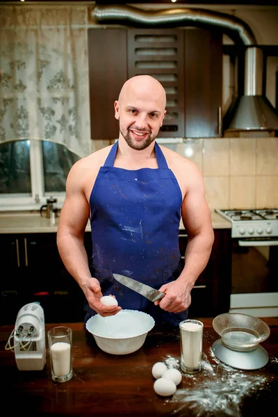 A young man is cooking in a large kitchen — Stock Photo, Image